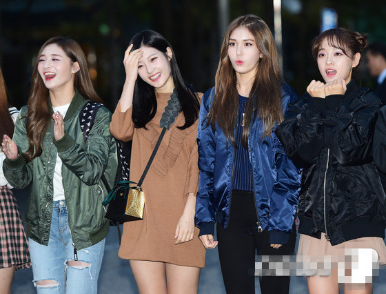 Apink、GOT7、防彈少年團(tuán)現(xiàn)身“上班路” 王嘉爾愛心發(fā)射可愛帥氣【組圖】