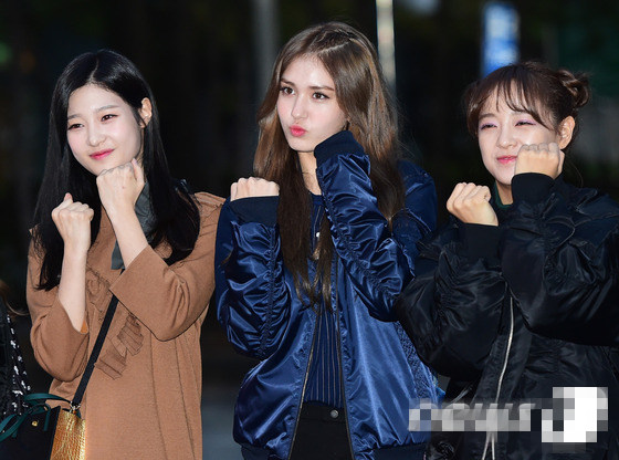 Apink、GOT7、防彈少年團(tuán)現(xiàn)身“上班路” 王嘉爾愛(ài)心發(fā)射可愛(ài)帥氣【組圖】