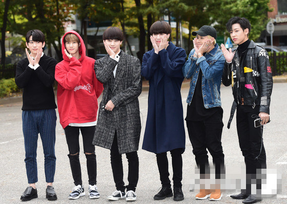 Apink、GOT7、防彈少年團現(xiàn)身“上班路” 王嘉爾愛心發(fā)射可愛帥氣【組圖】