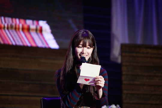 李敏鎬女友秀智舉辦首場(chǎng)粉絲見(jiàn)面會(huì) 淚灑舞臺(tái)氣氛溫馨【組圖】