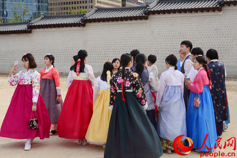 韓服踏上復(fù)興之路 “風(fēng)的衣裳”裝點街頭【組圖】