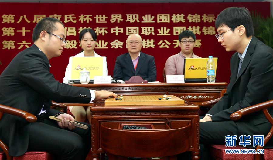 中國(guó)棋手唐韋星（左一）與韓國(guó)棋手樸廷桓（右一）在比賽中對(duì)弈。