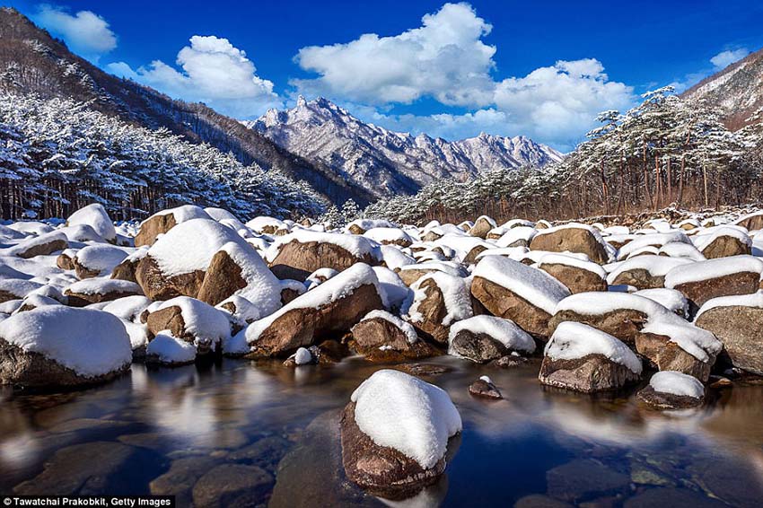 韓國雪岳山是一個(gè)國家公園，擁有“令人嘆為觀止的多山地勢(shì)”，頂峰高達(dá)5,600英尺。