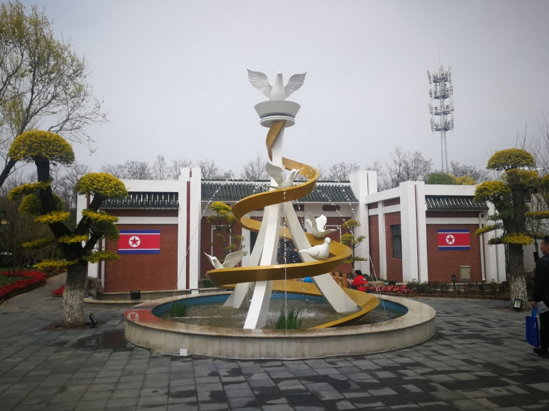 朝鮮園展廳門口的和平鴿和綠樹景觀 吳三葉攝