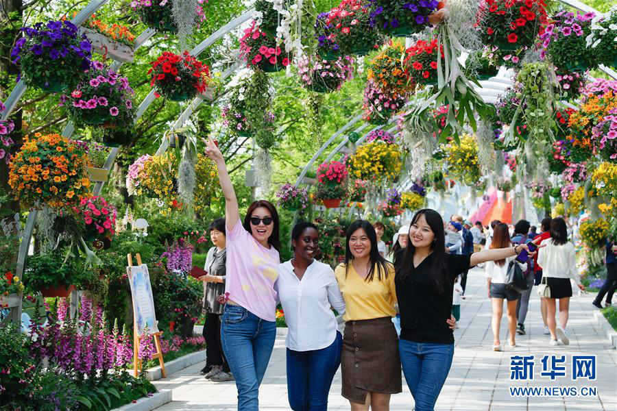 5月10日，在韓國(guó)京畿道高陽(yáng)市，游客在2019高陽(yáng)國(guó)際花卉博覽會(huì)上合影。新華社記者 王婧嬙 攝