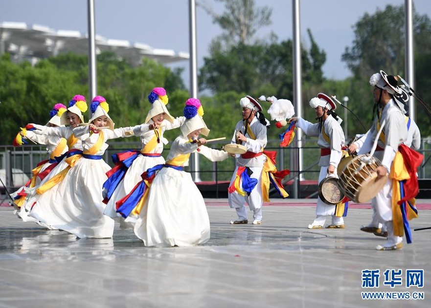 5月25日，演員在媯汭劇場(chǎng)進(jìn)行韓國國家日的表演。新華社記者 張晨霖 攝