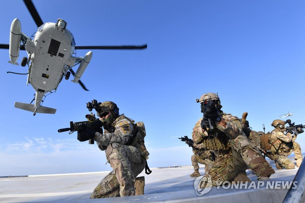 D825nطN(zhn)ʿ(UDT/SEAL)ĺϙCֱC(UH-60)ϽڪuMн