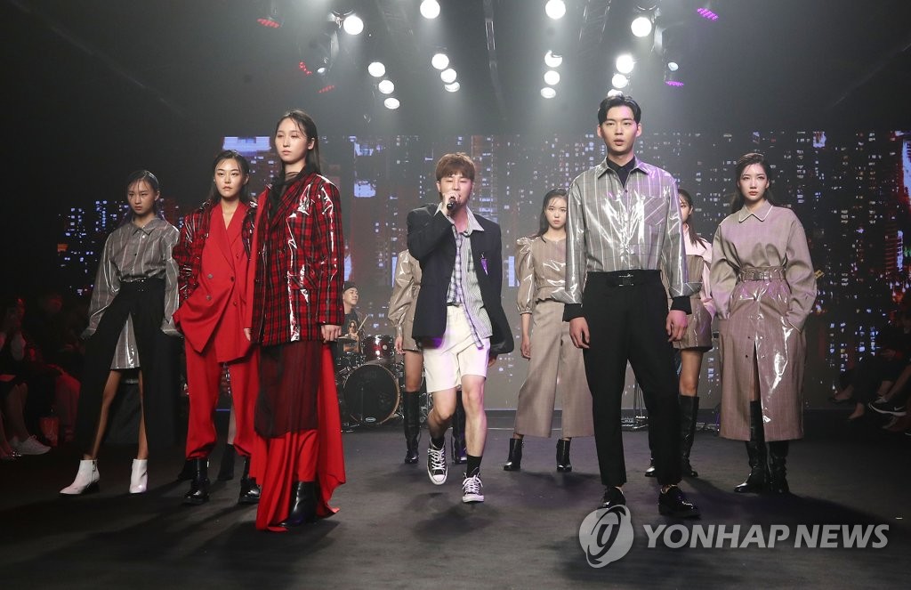 人民網(wǎng)訊 當(dāng)?shù)貢r(shí)間10月24日下午，“Fashion KODE 2020 S/S”時(shí)裝秀在首爾城東區(qū)拉開帷幕。在紀(jì)念韓國電影100周年之際，為精彩演繹“時(shí)尚+電影”的主題秀，模特們身穿春夏復(fù)古風(fēng)格的服飾，在T臺上表演。（圖片來源：韓聯(lián)社）