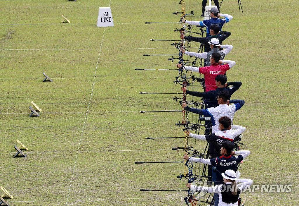17日，在國(guó)家射箭代表選拔賽中，選手們正在拉弓。