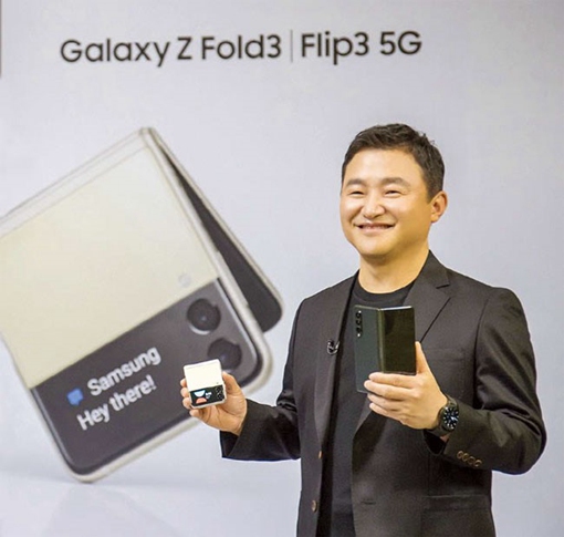 三星電子無線事業(yè)部總裁盧泰文在“三星Galaxy Unpacked 2021”發(fā)布會上展示產品。圖源：三星電子