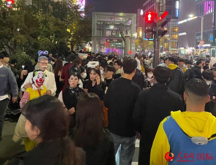 梨泰院地鐵站附近前來參加萬圣節(jié)聚會的人群。人民網(wǎng) 曹翔宇攝