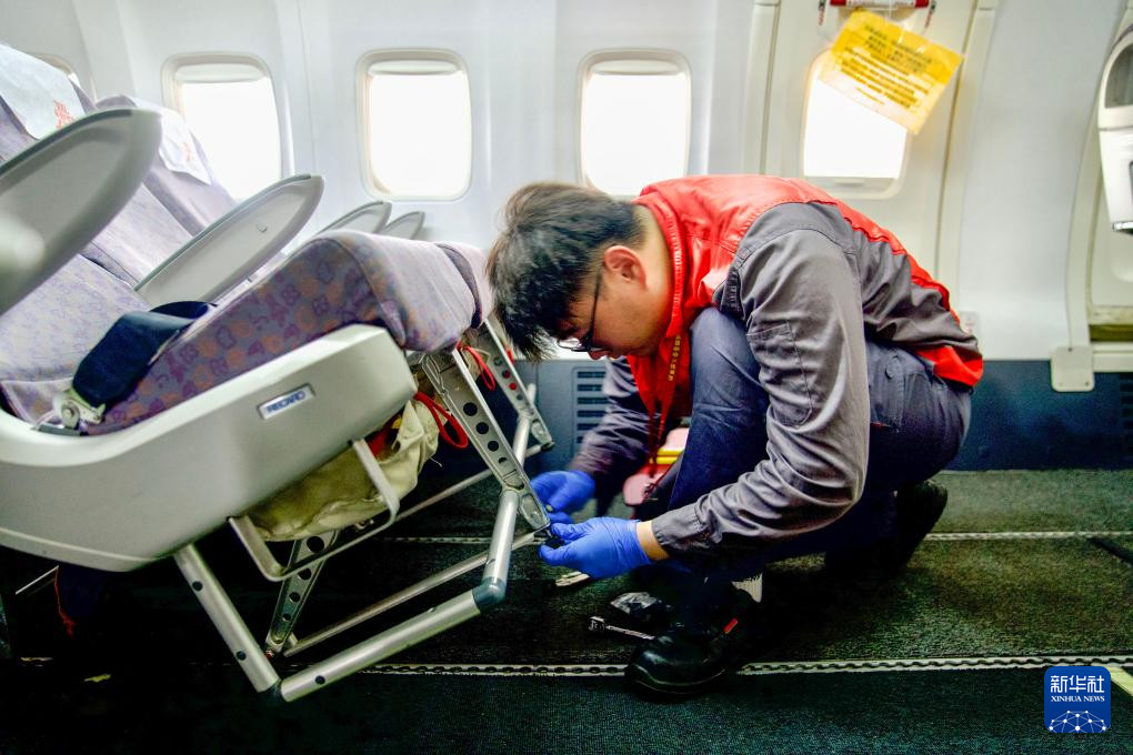 5月13日,海航技術(shù)旗下大新華飛機(jī)維修服務(wù)有限公司的機(jī)務(wù)維修人員在對(duì)進(jìn)境飛機(jī)進(jìn)行檢修。