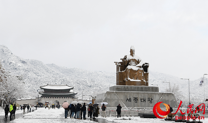 圖為韓國首爾降下第一場雪后的光化門廣場。人民網(wǎng) 李帆攝