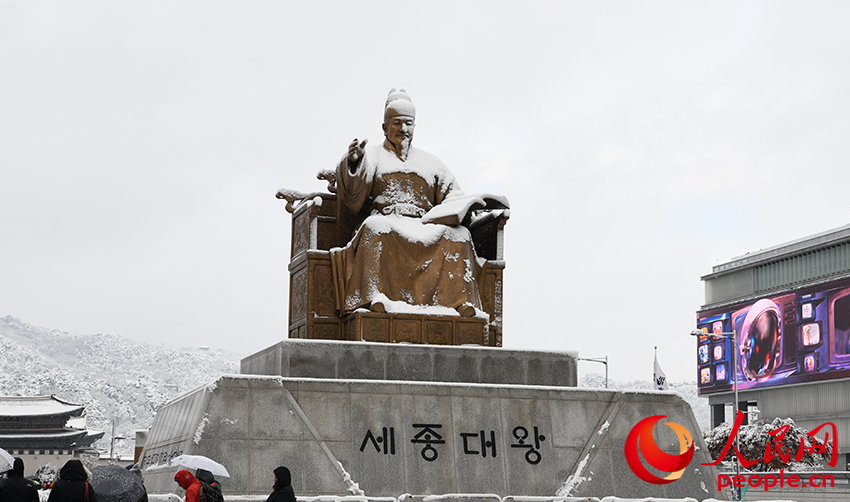 圖為初雪后的世宗大王銅像。人民網 李帆攝