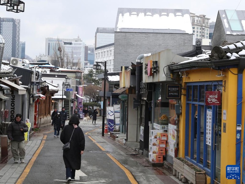 3月18日，在韓國首爾街頭，三清洞一帶的屋頂覆蓋著積雪。