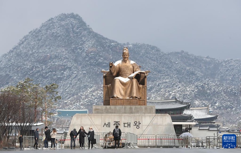 3月18日，人們?cè)陧n國首爾光化門廣場參觀。