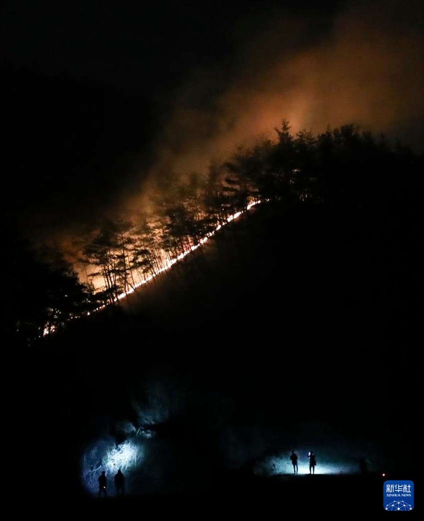 這是3月27日晚拍攝的韓國(guó)慶尚北道青松郡山火現(xiàn)場(chǎng)。