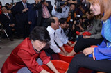 韓國(guó)總統(tǒng)候選人樸槿惠幫人洗腳拉選票
