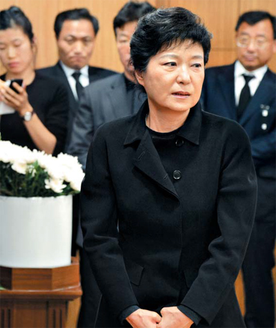 樸槿惠前往地方拉票，15年助理意外身亡。圖為，新國家黨總統(tǒng)候選人樸槿惠2日晚前往首爾圣母醫(yī)院吊唁李春相。李春相從1998開始就一直輔佐樸槿惠，2日在隨樸槿惠前往江原道地區(qū)拉票的途中遇車禍身亡。