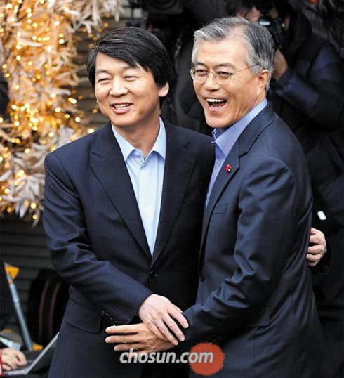退選13天后 安哲秀終與文在寅握手言歡民主統(tǒng)合黨總統(tǒng)候選人文在寅（右）和已退出競(jìng)選的前無(wú)黨派候選人安哲秀6日首爾中區(qū)貞洞某餐館會(huì)晤，就助選方案達(dá)成協(xié)議后熱烈擁抱。