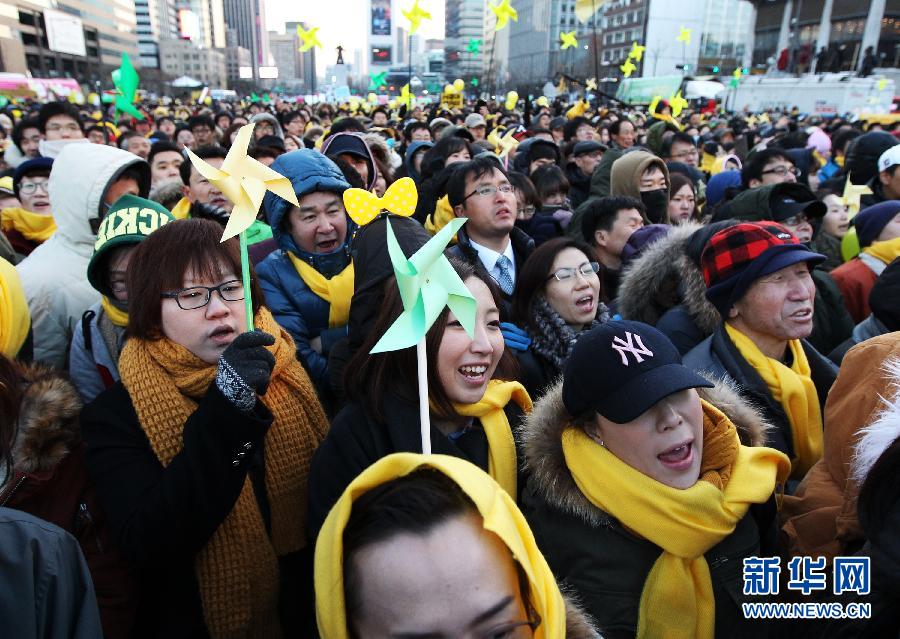 韓國(guó)總統(tǒng)競(jìng)選進(jìn)入白熱化階段 民眾不懼嚴(yán)寒街頭助選 新華社發(fā)（樸真熙攝） 