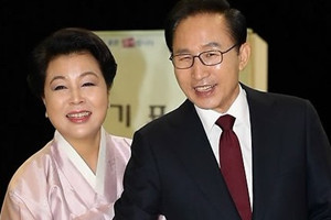 韓國(guó)總統(tǒng)李明博夫婦參加大選投票