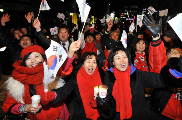 樸槿惠以51.56%支持率當(dāng)選 為競(jìng)選“成績(jī)”最佳總統(tǒng)2012年12月19日，在韓國(guó)首都首爾，韓國(guó)新國(guó)家黨總統(tǒng)候選人樸槿惠的支持者慶祝其贏得選舉。圖片：新華社/法新