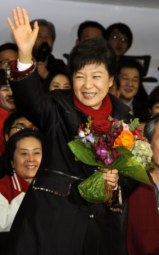 2012年12月19日，在韓國(guó)首爾新國(guó)家黨黨部，樸槿惠向支持者招手示意感謝。據(jù)韓國(guó)聯(lián)合通訊社19日?qǐng)?bào)道，韓國(guó)第18屆總統(tǒng)選舉開票完成70%，新國(guó)家黨總統(tǒng)候選人樸槿惠以51.6%的得票率確認(rèn)贏得選舉。圖片：新華社發(fā)