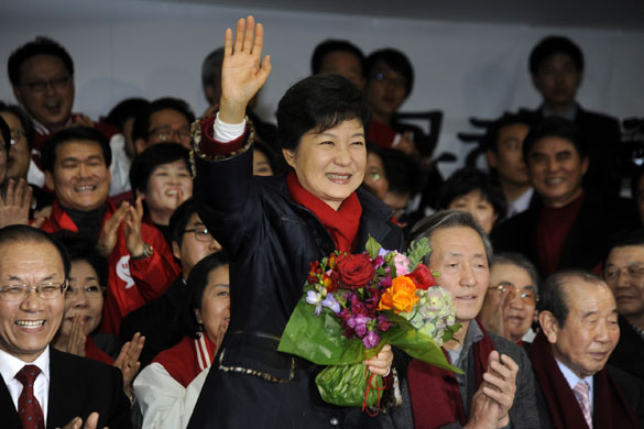 2012年12月19日，在韓國(guó)首爾新國(guó)家黨黨部，樸槿惠向支持者招手示意感謝。圖片：新華社發(fā)