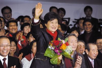 12月19日，在韓國(guó)首爾新國(guó)家黨黨部，樸槿惠向支持者招手示意感謝。新華社發(fā)