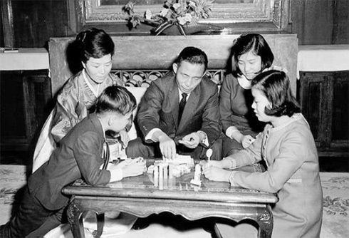 20世紀(jì)60年代中期，韓國(guó)前總統(tǒng)樸正熙一家人在青瓦臺(tái)圍坐在一起玩游戲。以樸正熙為準(zhǔn)，按順時(shí)針?lè)较蛞来螢闃汩然?、妹妹樸槿令、弟弟樸志晚和第一夫人陸英修。照?樸槿惠方面提供