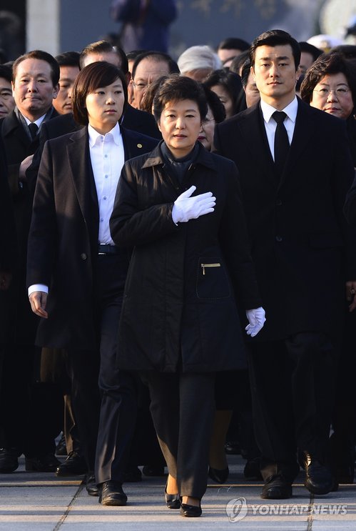 第18屆韓國(guó)總統(tǒng)當(dāng)選人樸槿惠（中）20日前往首爾國(guó)立顯忠院進(jìn)行了參拜。（圖片來(lái)自韓聯(lián)社）