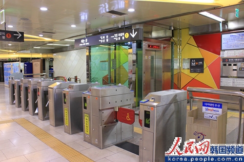 地鐵入口（攝影：實(shí)習(xí)記者 武鵬）