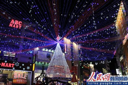 三岔路口的美麗燈飾（攝影：實(shí)習(xí)記者 武鵬）