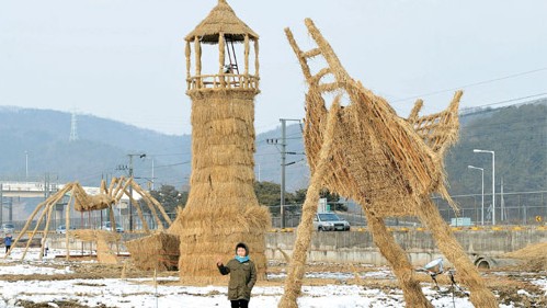 韓國(guó)藝術(shù)家用稻草詮釋藝術(shù)   