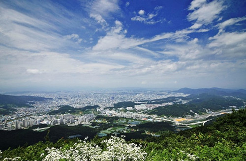 大田廣域市大田廣域市位于韓國中部地區(qū)，作為交通中心，大田連接著首都圈及嶺南?湖南一帶，是京釜和湖南鐵路線的交叉點，貫通有京釜和湖南線等主要高速公路干線，還是政府辦事處及專利權(quán)專業(yè)法院所在的行政都市。
