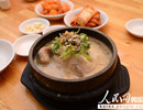 韓味STYLE美食——參雞湯參雞湯作為韓國美食之一，是用整只雞加上人參、大棗、生姜、大蒜等熬制而成。參雞湯有利于恢復(fù)體力，并且富含脂肪酸對改善皮膚也很有幫助。