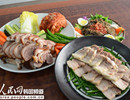 韓味STYLE美食——豬蹄?菜包肉豬蹄是把豬腳和各種調(diào)料放在一起長時間熬制而成的。菜包肉是用精心腌制的蘿卜泡菜或白菜泡菜，包著通過蒸制去掉了油水的豬肉一起吃的美食。