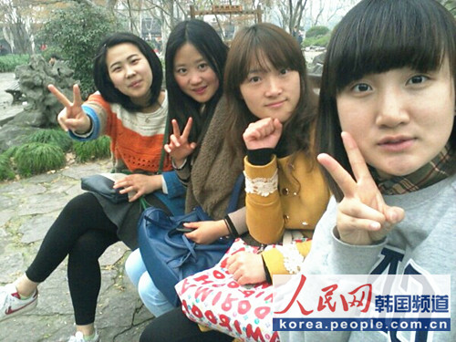 恩惠（韓），濤濤（中），小茹（中），秀晶（韓）留影于上海魯迅公園