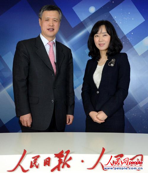 人民網(wǎng)專(zhuān)訪中國(guó)駐韓國(guó)大使館教育處安玉祥參贊人民網(wǎng)記者周玉波（右）與中國(guó)駐韓國(guó)大使館教育處安玉祥參贊合影留念