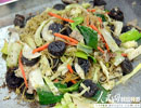 韓味STYLE美食——炒米腸先把粉絲放入到豬腸里做成米腸，然后再加上各種蔬菜一起翻炒，美味的炒米腸就出爐了。