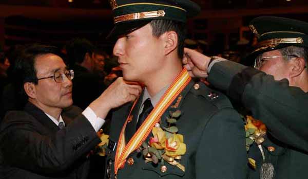 祥明金太范校長為畢業(yè)的學軍團生授銜