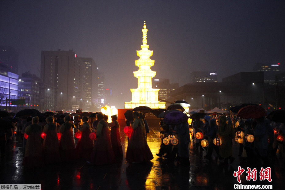 韓國(guó)舉行傳統(tǒng)點(diǎn)燈儀式 迎接佛誕節(jié)到來(lái) 