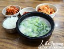 韓味STYLE美食——雪濃湯雪濃湯把牛骨頭、牛頭肉、牛內(nèi)臟等大火煮爛而制作的湯，營養(yǎng)保存完好，味道十分鮮美。在持續(xù)10個小時以上不間斷熬制的原湯里放入面條和牛肉，再加入一點鹽和蔥絲，一起食用?？谖侗容^重的朋友可以在湯里加入一些腌制的辣蘿卜塊。