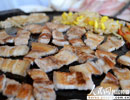 韓味STYLE美食——五花肉五花肉又名三層肉，由瘦肉與脂肪層形成三層間隔而得名。五花肉位于豬的腹部，是豬肋至后腿里脊下面的肉。韓國人喜歡火烤，再卷上各種青菜吃。五花肉價(jià)格便宜（１人份約５５元），深受韓國人喜愛，在韓國任何地方都可以品嘗到。