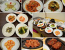 韓味STYLE美食——韓定食韓定食由簡單的開胃前餐，以谷物為主的主食和副食，加上餐后水果或甜點(diǎn)等組成。韓定食套餐中米飯、湯、辣白菜、小瓷鍋燉湯、盛在小碟子里的醬油、醋辣椒醬是一般都有的基本餐。此外，生菜、熟菜、煎烤類、腌醬魚類、生魚片等菜肴，按照盤子的數(shù)量分為3盤、5盤、7盤、9盤和12盤。