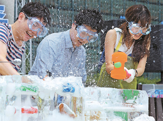 韓國：酷暑難耐  商家奇特促銷高招人氣旺
