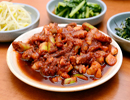 韓味STYLE美食——辣炒章魚辣炒章魚是把在海邊抓到的章魚，切成小段，拌上辣椒面和辣椒醬等調(diào)料，炒制而成的韓國美食。味道稍辣的絕頂美食，富有嚼勁的章魚，很適合韓國人的口味。