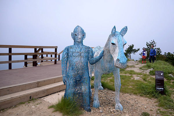 韓國(guó)的卡普里島——統(tǒng)營(yíng)每勿島圖為在每勿島將軍峰瞭望臺(tái)上設(shè)置的雕像，名為《飛翔- Dreaming of soaring high》。