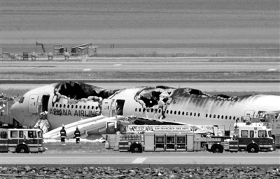 韓亞失事客機(jī)疑遭碾壓中國(guó)女孩身份確認(rèn)圖為失事客機(jī)殘骸